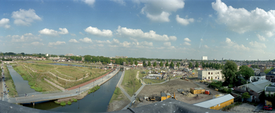 123626 Gezicht op het Griftpark te Utrecht tijdens de officiële opening van het park, vanaf het dak van het ...